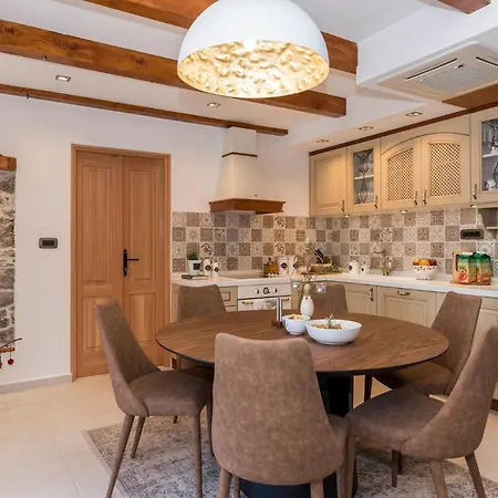 Sleeps 6 With Pool Air Con And Wifi Villa