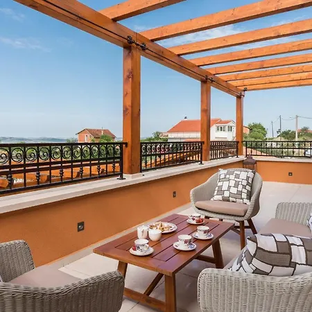 Villa Sleeps 6 With Pool Air Con And Wifi Bicine