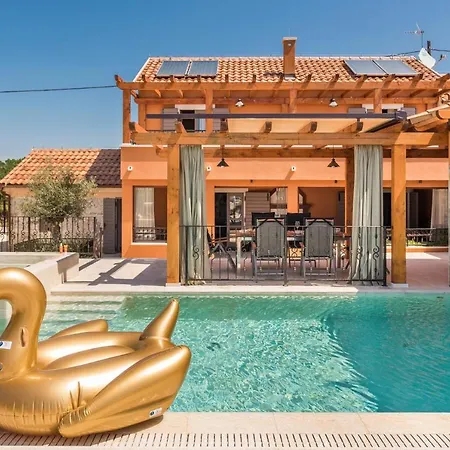 Villa Sleeps 6 With Pool Air Con And Wifi *