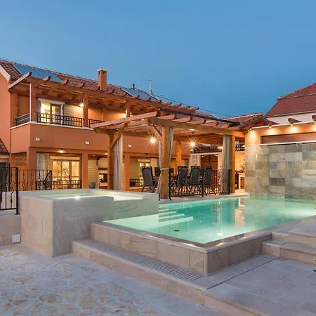 Sleeps 6 With Pool Air Con And Wifi * Bicine