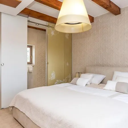 Sleeps 6 With Pool Air Con And Wifi Bicine