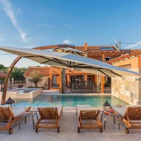 Sleeps 6 With Pool Air Con And Wifi Villa *