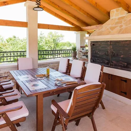 Sleeps 6 With Pool Air Con And Wifi * Bicine