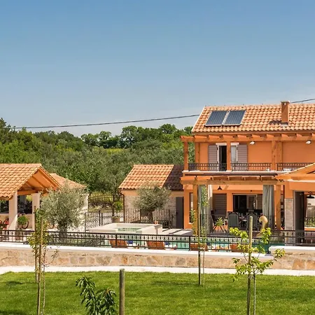 Villa Sleeps 6 With Pool Air Con And Wifi