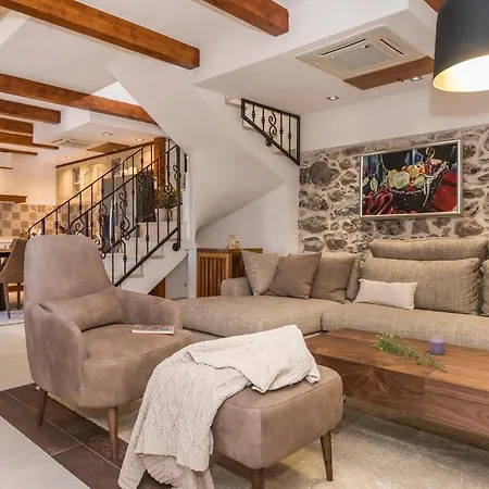 Sleeps 6 With Pool Air Con And Wifi *