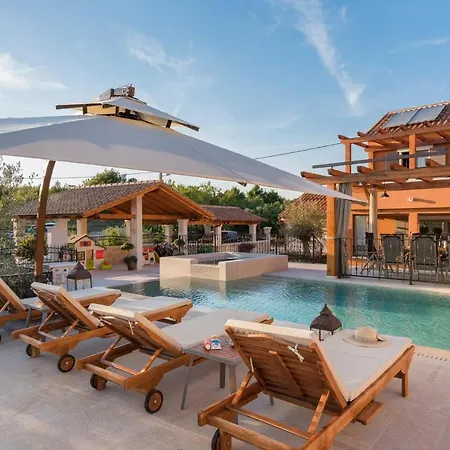 Sleeps 6 With Pool Air Con And Wifi *