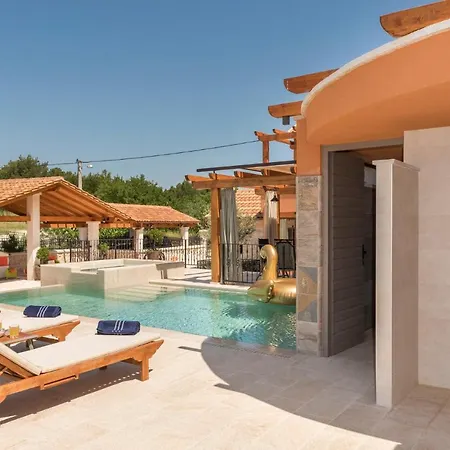 Sleeps 6 With Pool Air Con And Wifi