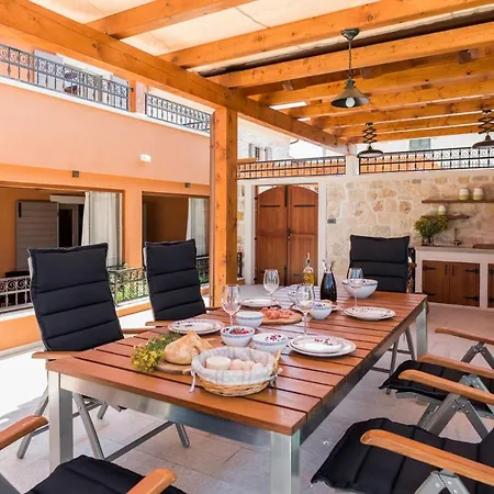 Sleeps 6 With Pool Air Con And Wifi Villa Bicine
