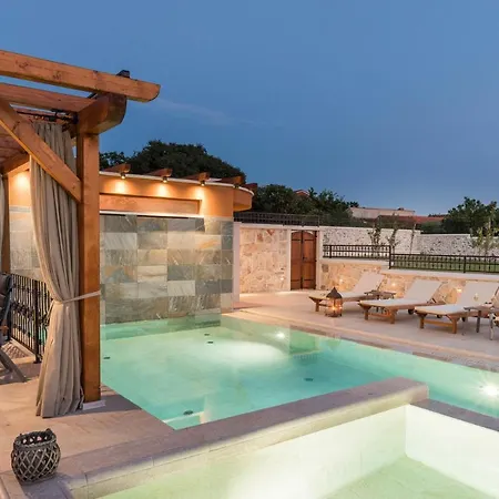 Villa Sleeps 6 With Pool Air Con And Wifi